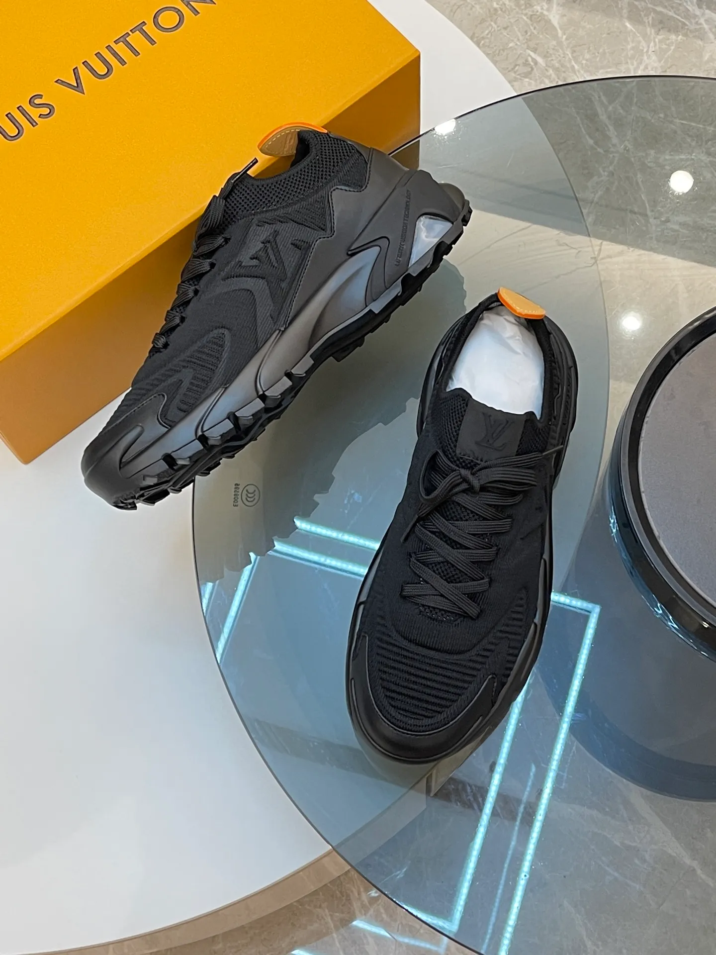 [L Home] Top P: 700💰 Size: 39-44 (customized at 38.45.46) LV Donkey Brand Louis Vuitton RUNNER TATIC new men's sneakers This LV Runner Tatic sneaker uses a whole piece of technical knitting to create an easy-to-take-off design, and then outlines the upper with cow leather trim. The LV logo on the side releases a dynamic atmosphere between the textures, the leather back strap is shaped like the handle fastener of the Louis Vuitton leather goods series, and the lightweight and wear-resistant two-tone rubber sole completes the whole. The toe and heel wrap details continue to provide comfortable fabric foot support, creating a stylish and stylish upper! Comes with full original packaging!